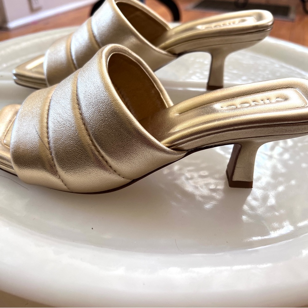 VINCE Kitten heel mule. Gold metallic. Size 6